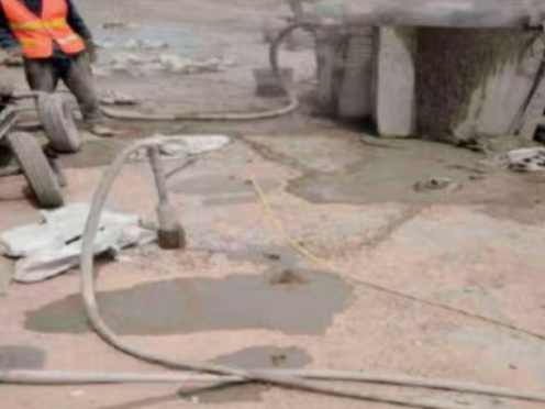 文殊镇水泥混凝土路面板底注浆技术 路面脱空注浆整治方案