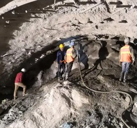 文殊镇拱顶带模注浆料的施工流程及注意事项